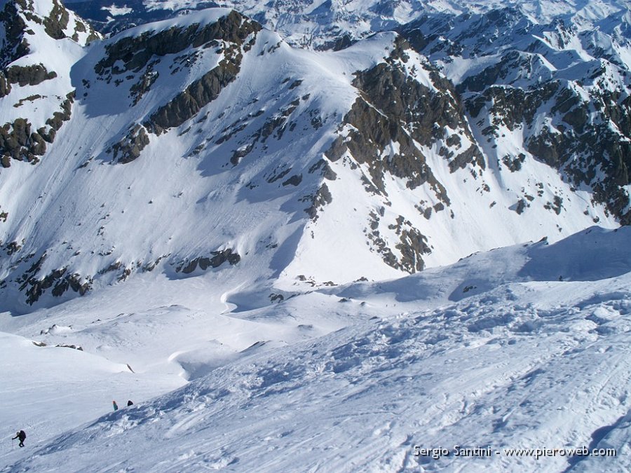 14 Dalla bocchetta d'Inferno salgono altri sci alpinisti.JPG